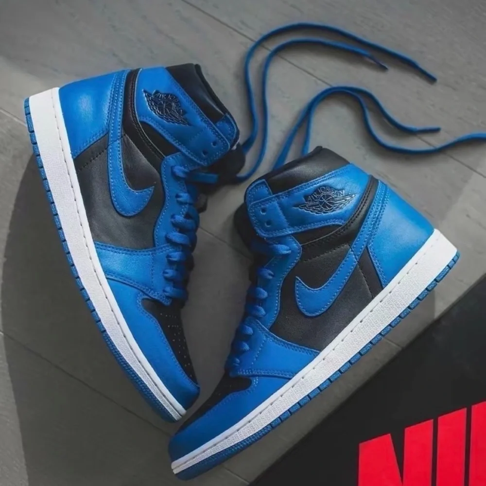 Jordan 1 Retro OG - Picture 2 of 12